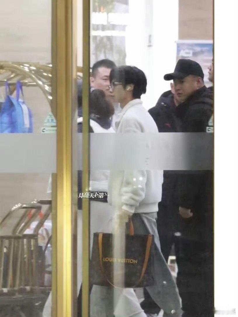 梓渝出发赣州梓渝赣州音乐节出发梓渝出发赣州音乐节啦！蘑菇头配黑框眼镜超萌，白羊绒