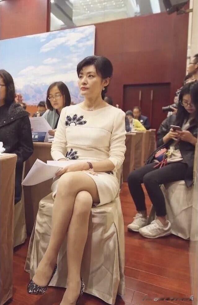 老了之后的周涛五官不算漂亮，但是真的很有气场，就算坐着，也是霸气十足，她的面相跟