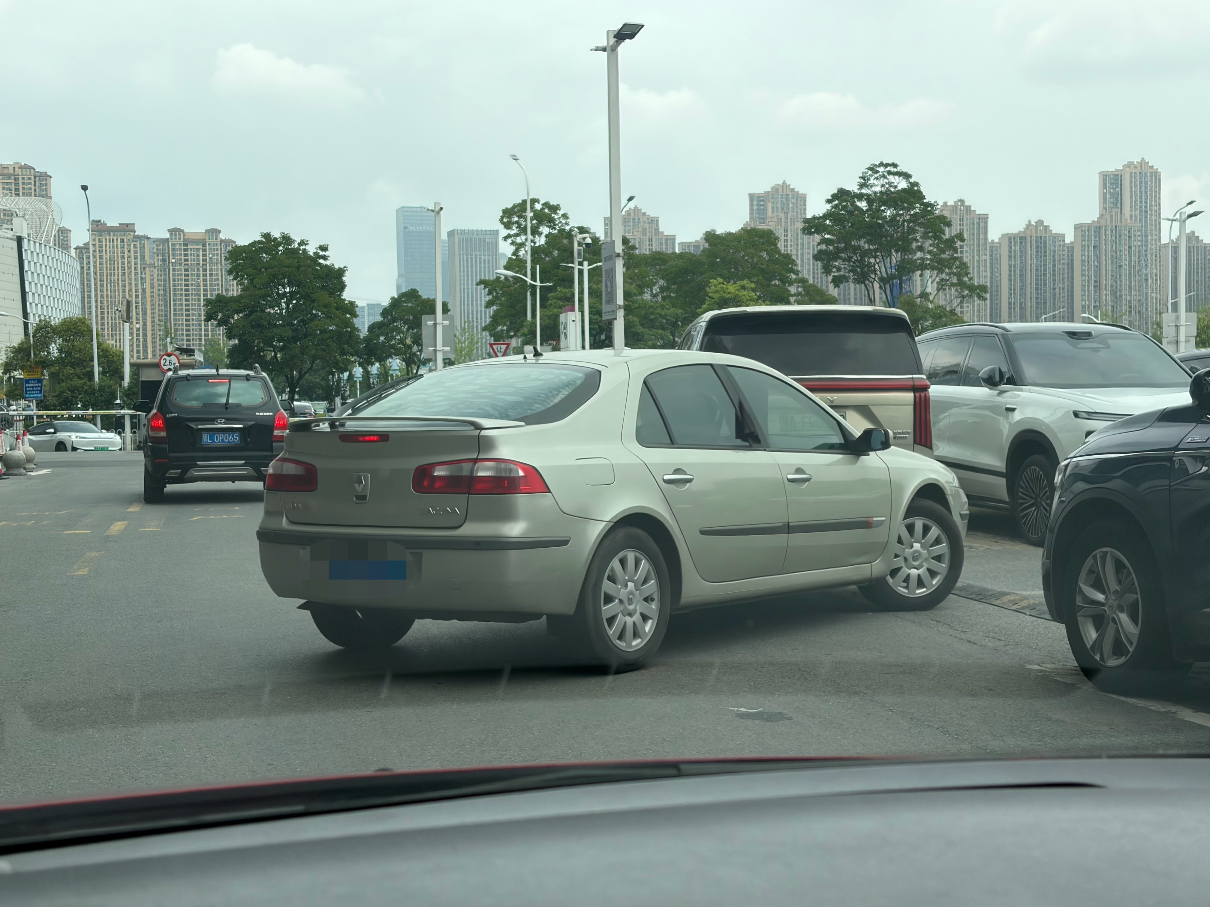 停车场遇到一辆超级冷门的法系车，雷诺拉古纳，现在还在路上跑的真的非常少见。