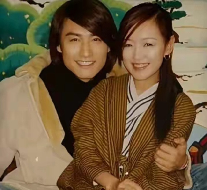 近日，54岁的胡兵和47岁的薛佳凝在《粉红女郎》播出22年后，在上海同框了。薛