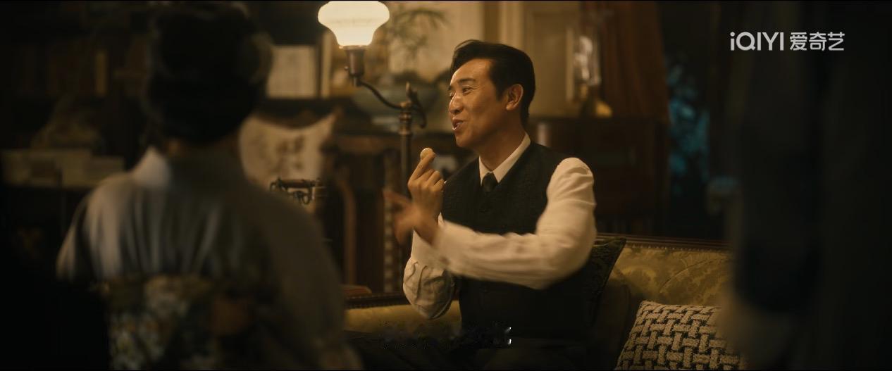 《八千里路云和月》这场吃月饼的戏，于和伟演的真炸。日本人来访，还带来了日本的