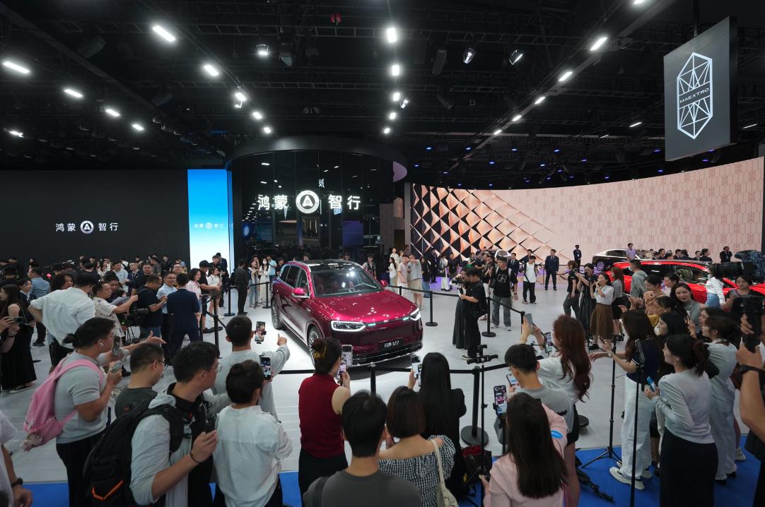 成都车展上的问界天团，我们逐一来说。首先全新问界M7实车首次亮相成都车展，引发全