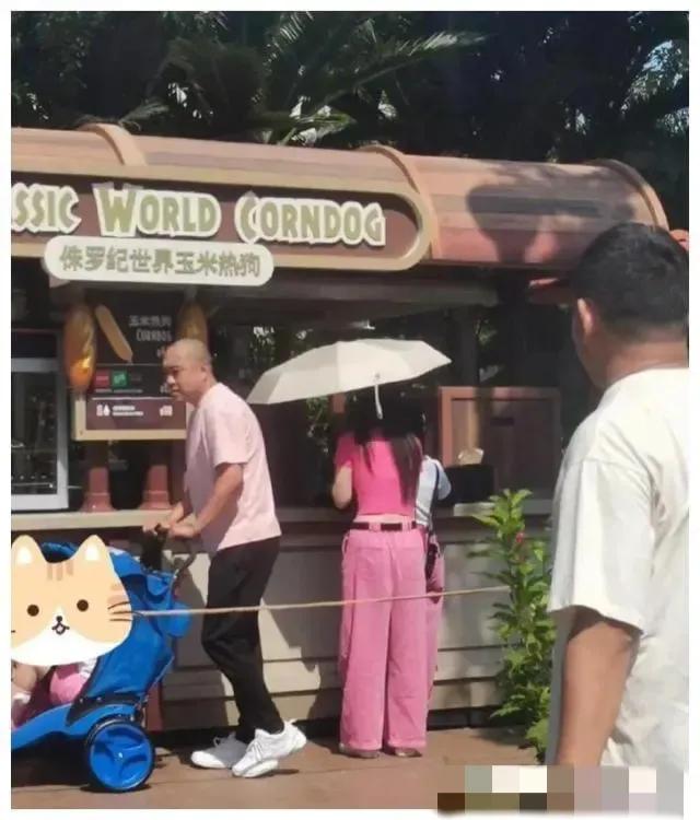 这是高云翔当初被拍到带着二婚的小女儿和妻子一起逛街的照片。梳着光头的高云翔，和