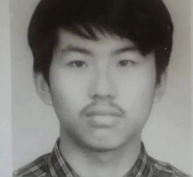 人间蒸发26年！山东理科状元南大离奇失踪，借10元离校再未归，父母苦寻半生太心酸