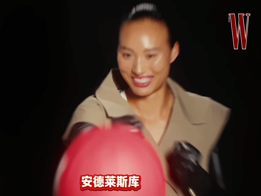 今晚继续熬夜[笑着哭]郑嬛与安嫔的比赛又被安排在大看台球场最后一场，约12点半