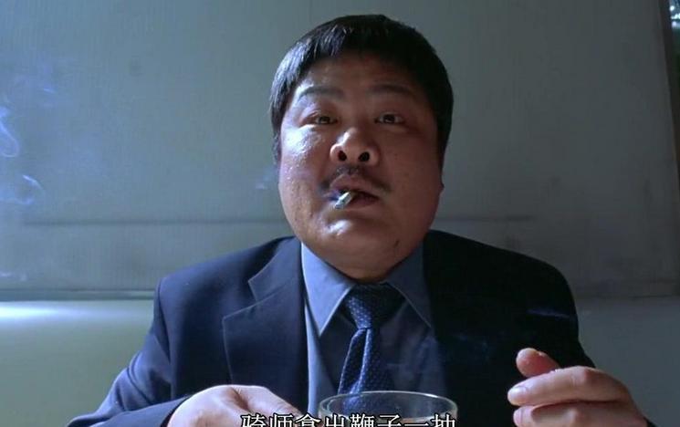 1990年的一个拍摄夜晚，周星驰还只是片场里不起眼的星仔。收工时，他去了一趟洗手