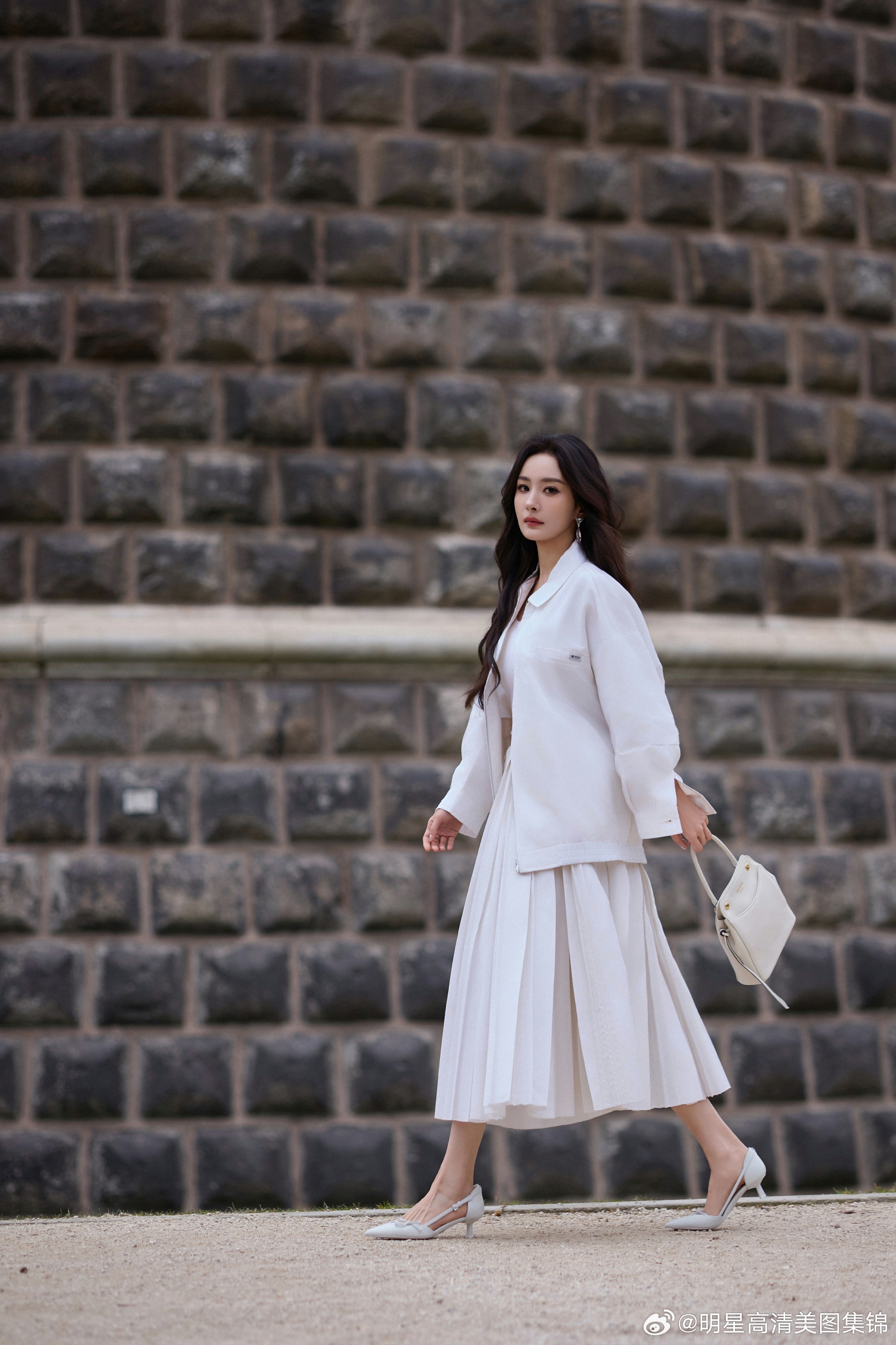 杨幂杨幂Prada：定格顶奢代言新高度2月28日，Prada在海外三大官方