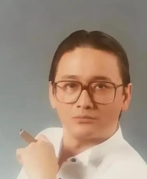 香港知名演员曹查理与妻子离婚后，头发全白且秃顶明显。他移居四川南充，与干儿子合买
