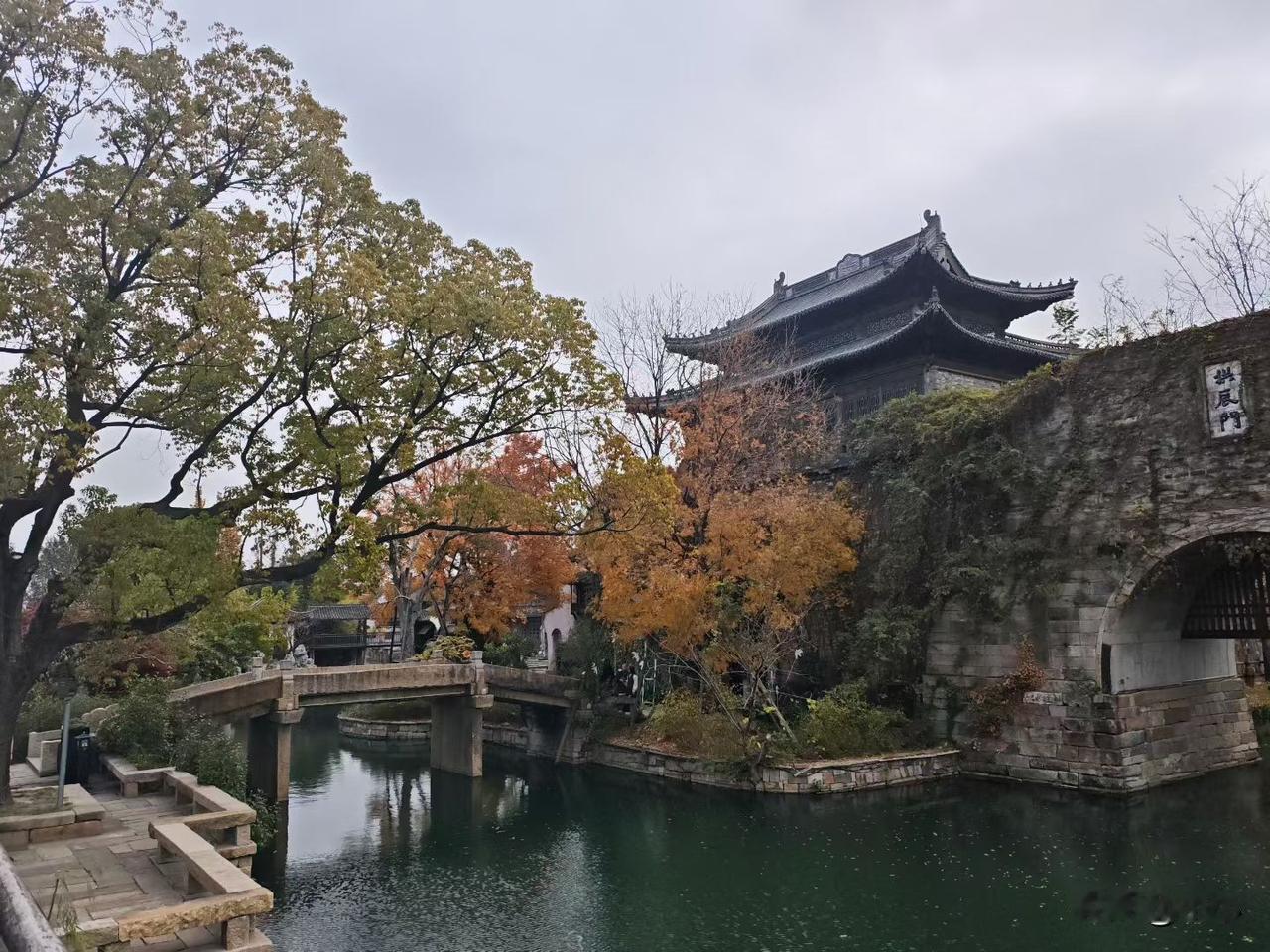 买房子两年了，装修差不多，之后就没钱了，负债爆发了，就停工了。今天看了看房子