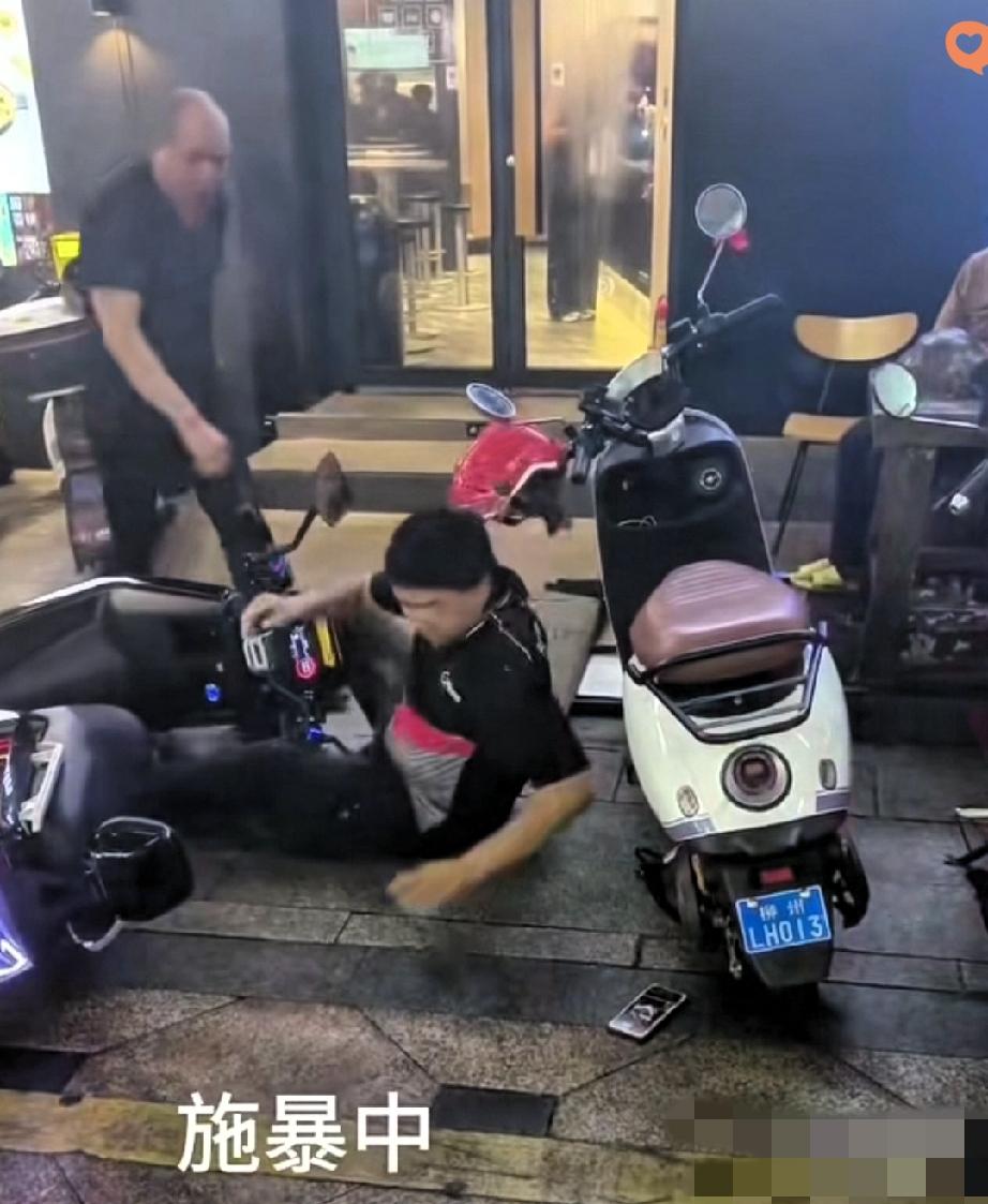 这事儿看得人心里又暖又解气！顺丰骑手好好等单，就因为拒绝了醉酒男子的要求，竟