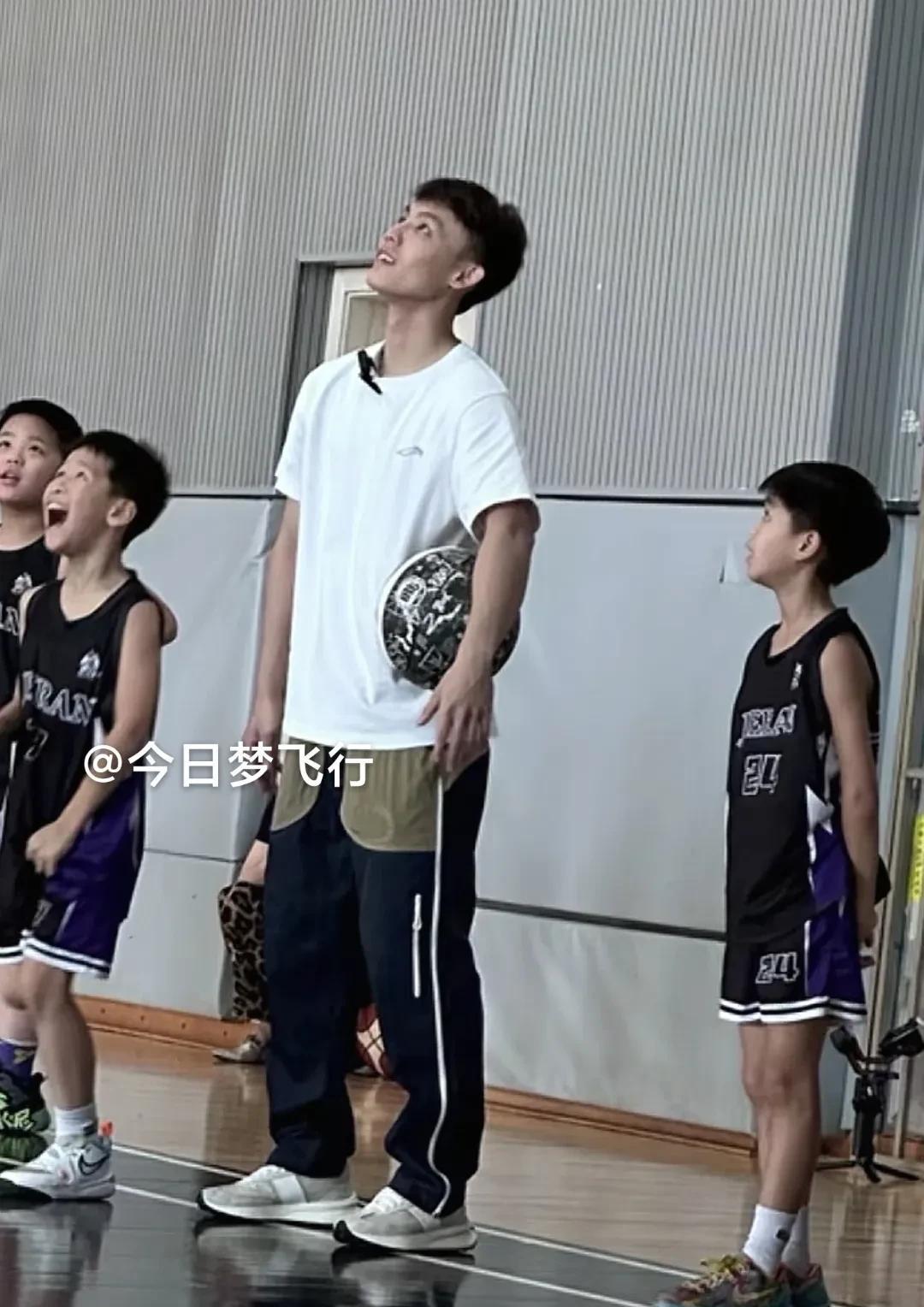 徐杰指导小学员训练！昨天下午，广东队球员徐杰去到广州番禺区自已创始的“杰燃不同