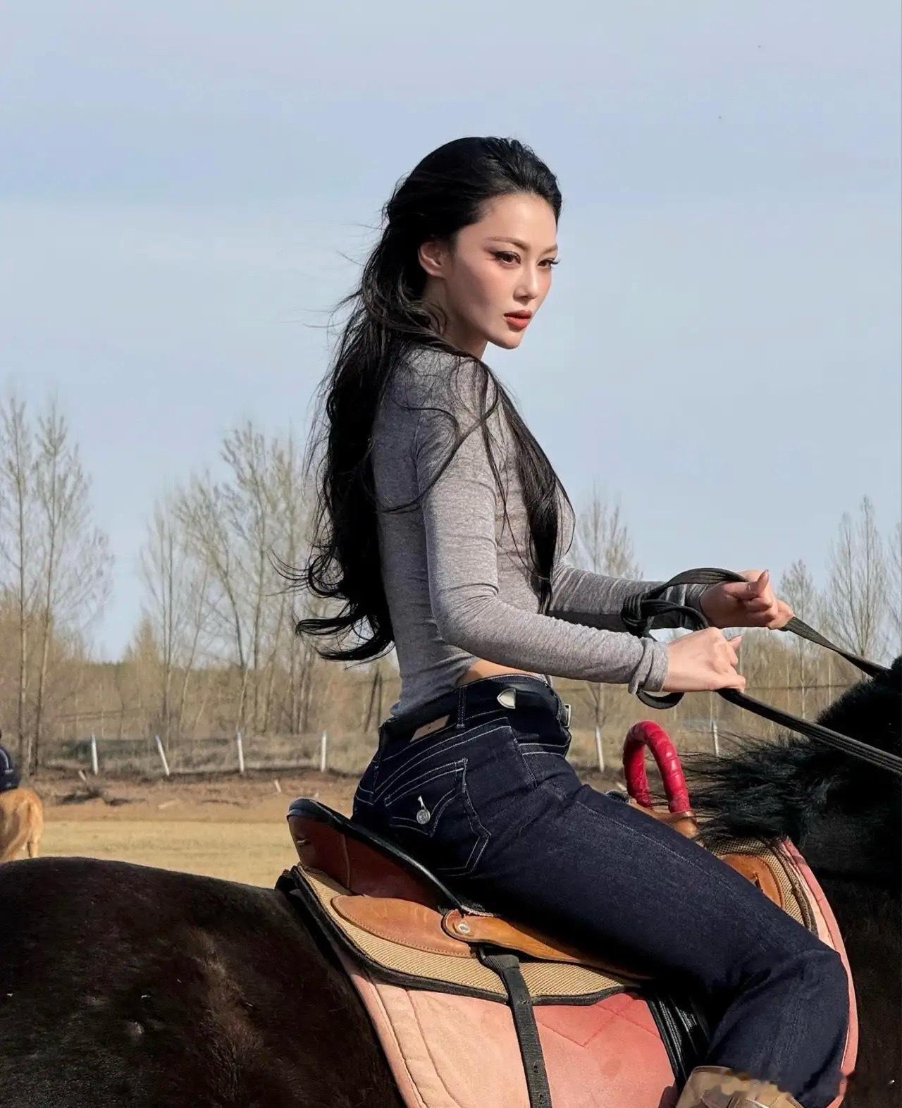 张馨予最近是不是买了通稿啊，身材很好脸也是很会p。老公退役了，不能营销军嫂身份了