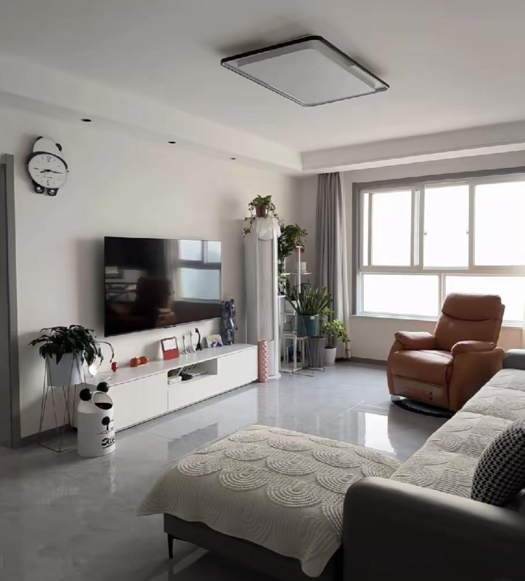 老租客提买房，8年情分卡在95万，这价到底敢不敢点个头。昨天晚上又翻了三遍房产