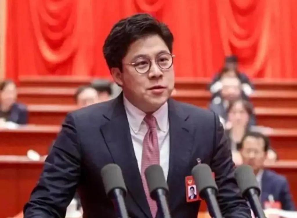 霍震霆或许从未料到，46岁的霍启刚会在2026年全国两会上以一个看似微小的举动，