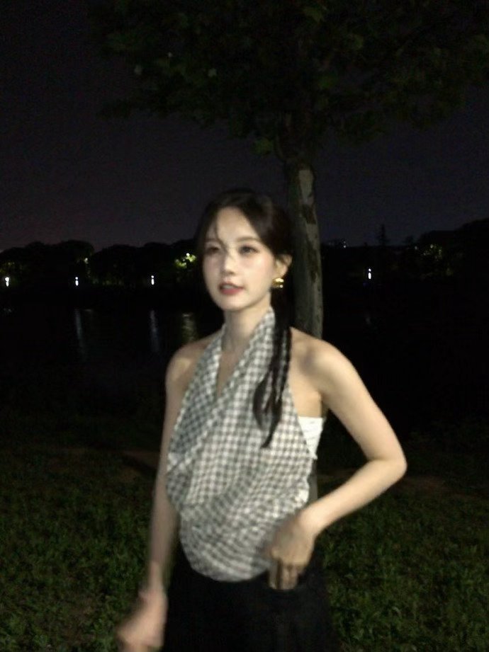 李一桐挂脖格子抹胸李一桐九格live李一桐九格live，李一桐挂脖格子抹胸，谁