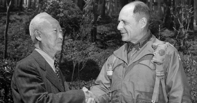 1952年2月7日清晨，李奇微坐飞机偷偷来前线搞侦察，竟被志愿军一通炮火打下来，