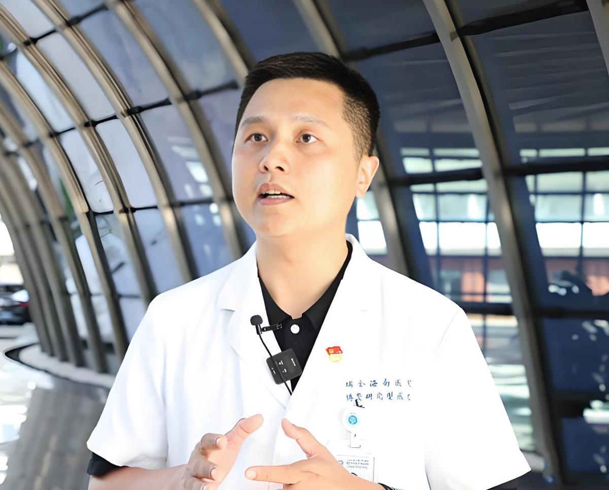 上海交通大学医学院附属瑞金医院海南医院的黄副院长上热搜了，看照片很年轻，也不知道