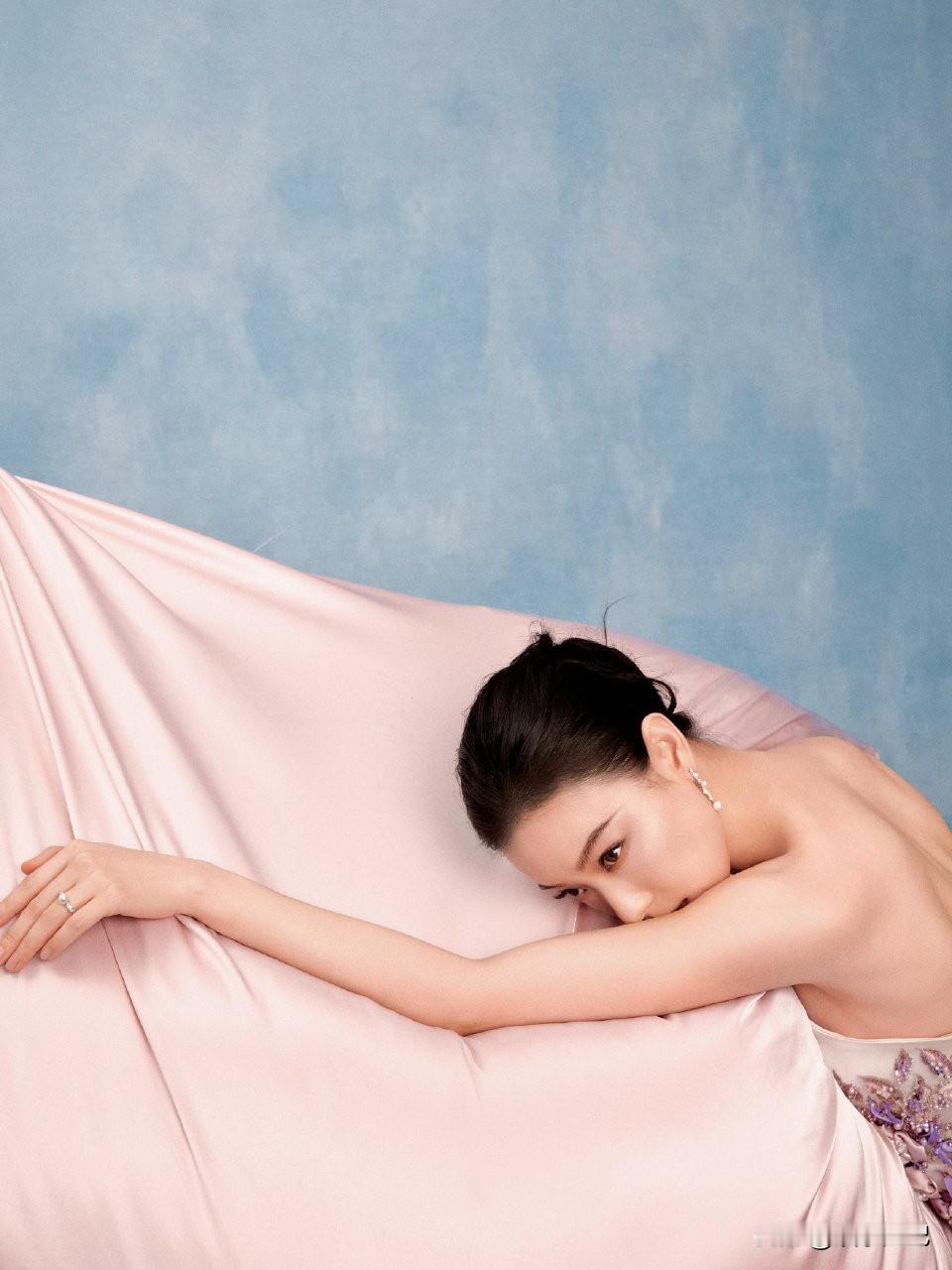 奉上倪妮写真，为中国男篮加油