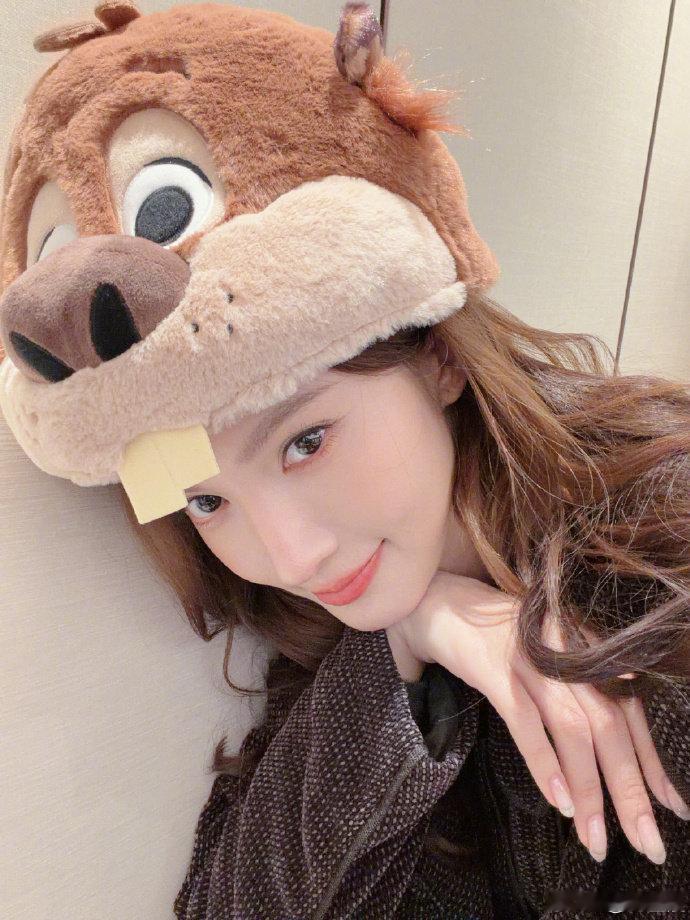 金晨张子枫将合作双女主梦幻联动太戳人！张子枫的细腻质感搭配金晨的飒爽气场，新电