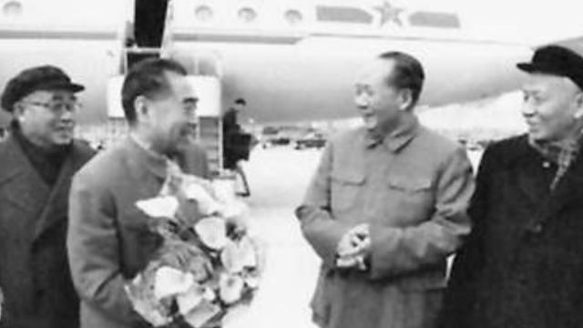 建国后，中央有个不成文规矩，为保障伟人安全，明令禁止坐飞机。伟人多次找空军想要调