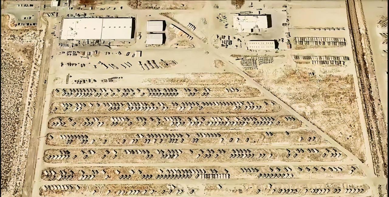 这是加州北部的塞拉陆军仓库（SIAD），位于加利福尼亚沙漠腹地，赫隆小镇附近，只