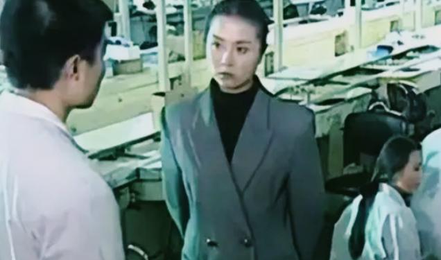1995年，一名韩国女老板走进车间，威胁所有中国员工下跪，否则就全部开除，众人犹