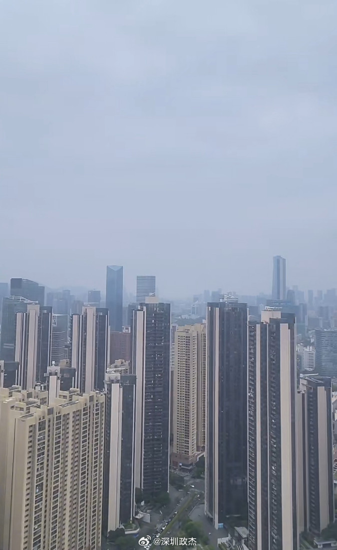 润玺二期成交了一套62层，120平3房，1400多万，远处看春笋。也是这片最高楼