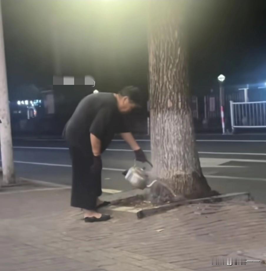 这到底是什么心态呢？这是发生在夜深人静大街上的一件事。一大妈晚上提着一壶烧开的水