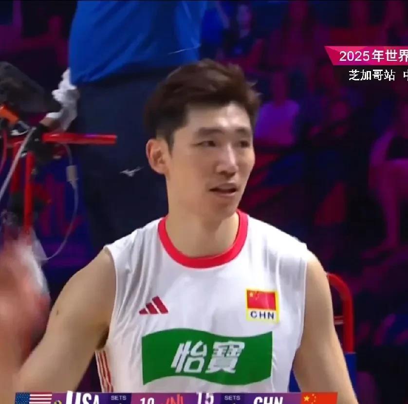 【队长江川显示狼性，兑现给海宁教练的发球得分承诺】中国男排憾负美国，但队长江川