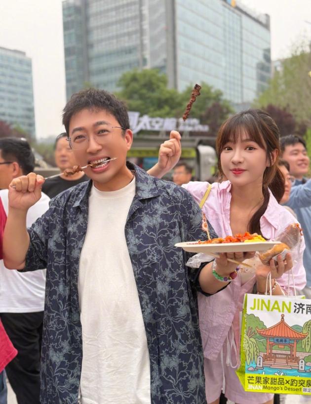 于正是真的不太喜欢杨紫！于正之前就多次内涵过杨紫，这次于正公司给《家业》包场，