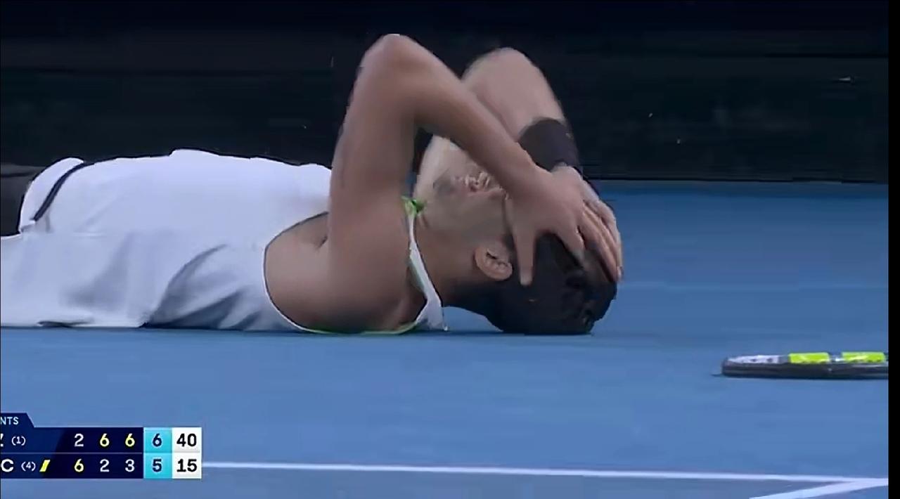 这场决赛，早已超越输赢。阿尔卡拉斯的躺地庆祝、德约的大度祝贺、纳达尔的欣慰鼓