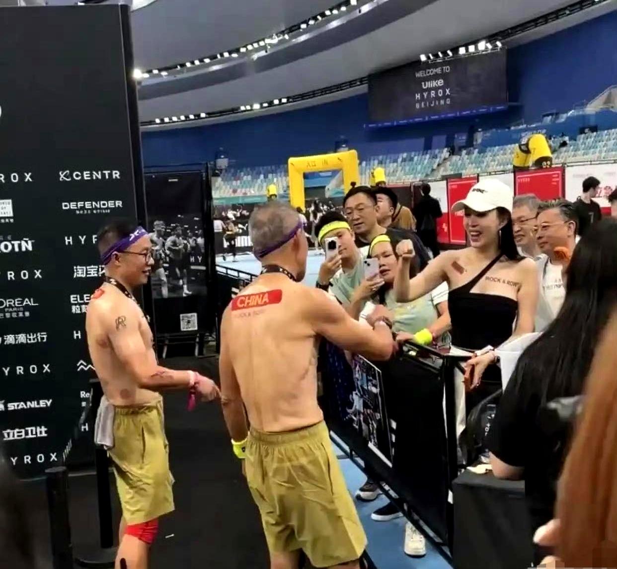 赛道上，75岁的万科老总王石脱掉上衣咬牙跑完全程，汗水和皱纹一起发光；看台边，4