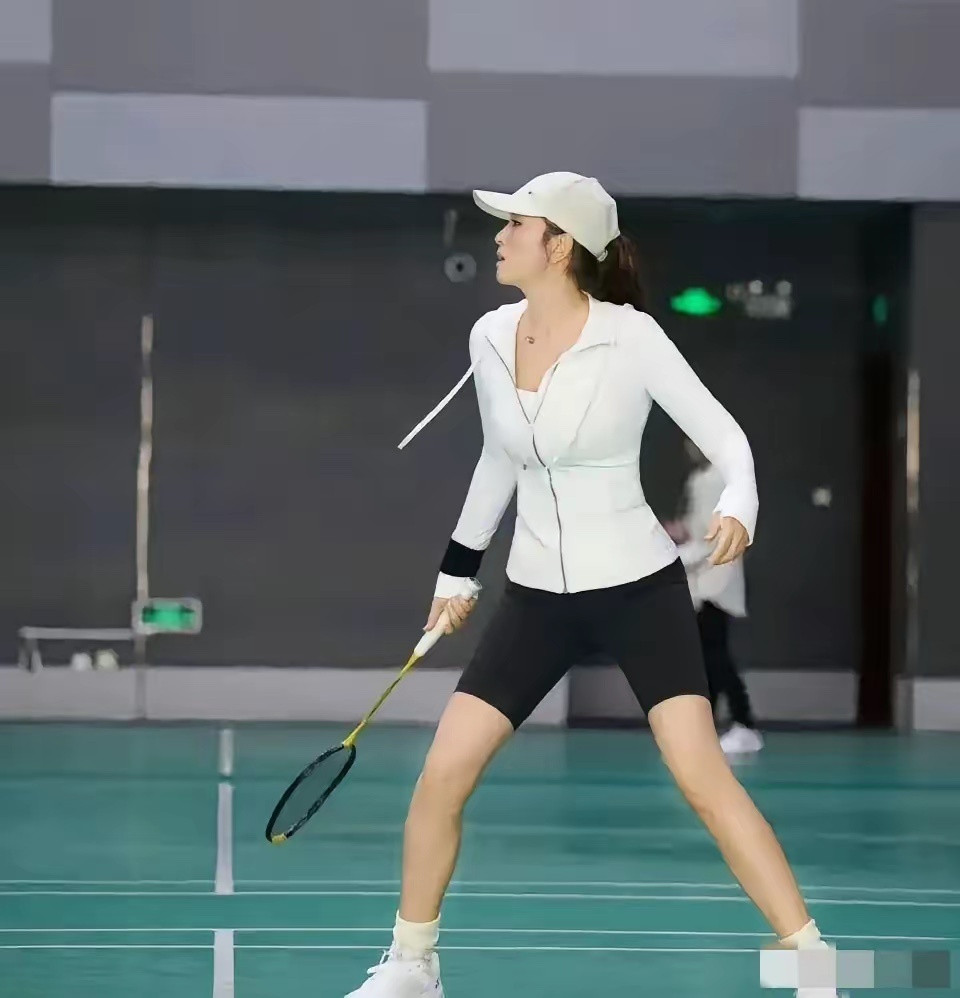 59岁的巩俐真是宝刀未老，身体倍儿棒！看她在球场上打羽毛球那架势，动作利落又带劲