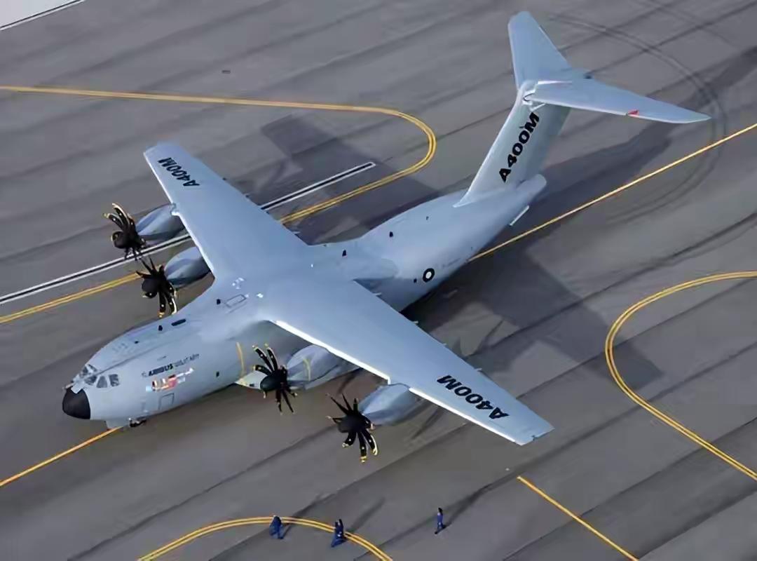 运-30抄袭欧洲的A-400M！说这话的，绝对是个伪军迷！运-30的机翼是