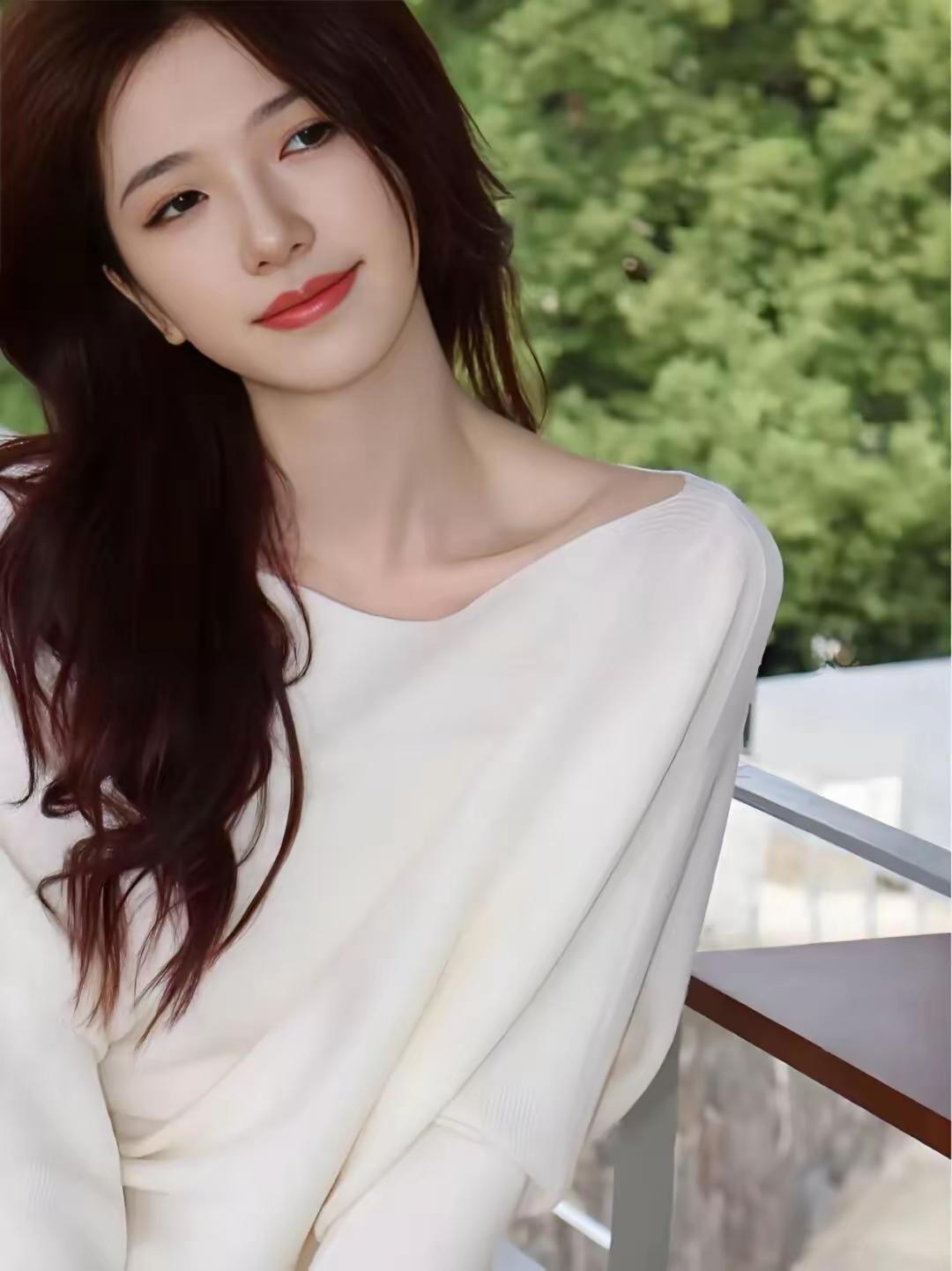 消费习惯的断舍离前几日整理旧物，翻出一件崭新的羊绒衫，吊牌未摘，却已过时。那是