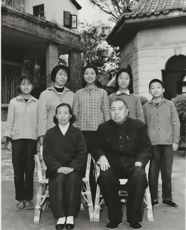 吴芝圃这个名字早已深深印刻在河南人民的心中，特别是对于那些老一辈人来说，吴芝圃曾