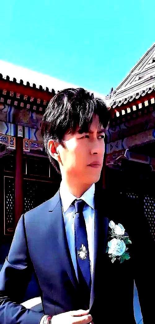 曾有人净身出户，事业低谷到无戏可拍。谁能想到，一根三鲜包子，竟能换回17年的力