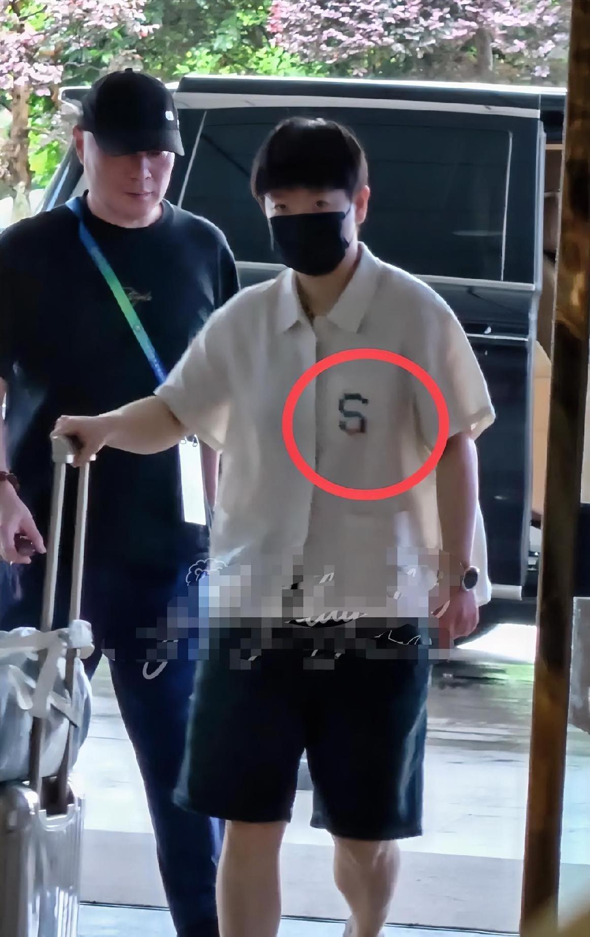 孙颖莎回北京那件衣服上，印的不是S，是一把防盗门的钥匙。你以为那是小姑娘爱美的