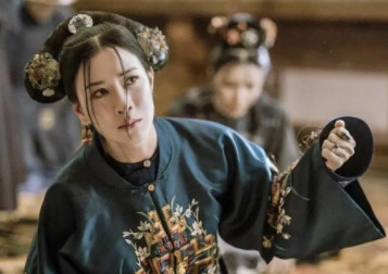 1766年，乾隆皇帝正在皇室猎场狩猎，宫内太监骑快马来报，皇后病逝。得知这个
