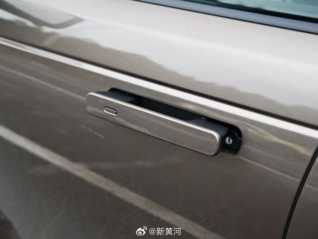 【#汽车隐藏式门把手将全面禁用#】当下，隐藏式车门把手已经成了很多新款汽车的标配