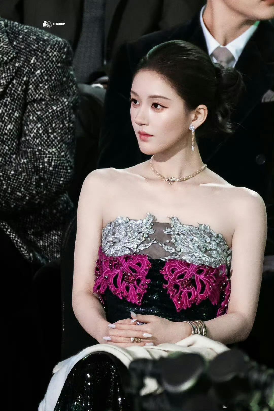 星光大赏座位c位鹅厂最现实了，C位在哪里，销冠就在哪里，恭喜这个赵露思