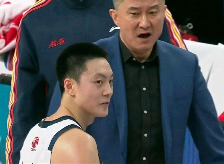 说实话：胡明轩压力好大，时不时的被杜峰训斥，看到这一幕：我才明白杜峰就是恨铁不成