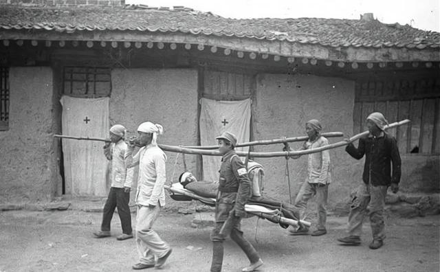 1941年，突击队长吴志勤在与日军激战中，不幸中弹腿受重伤，女护士陈冰把他带到寺