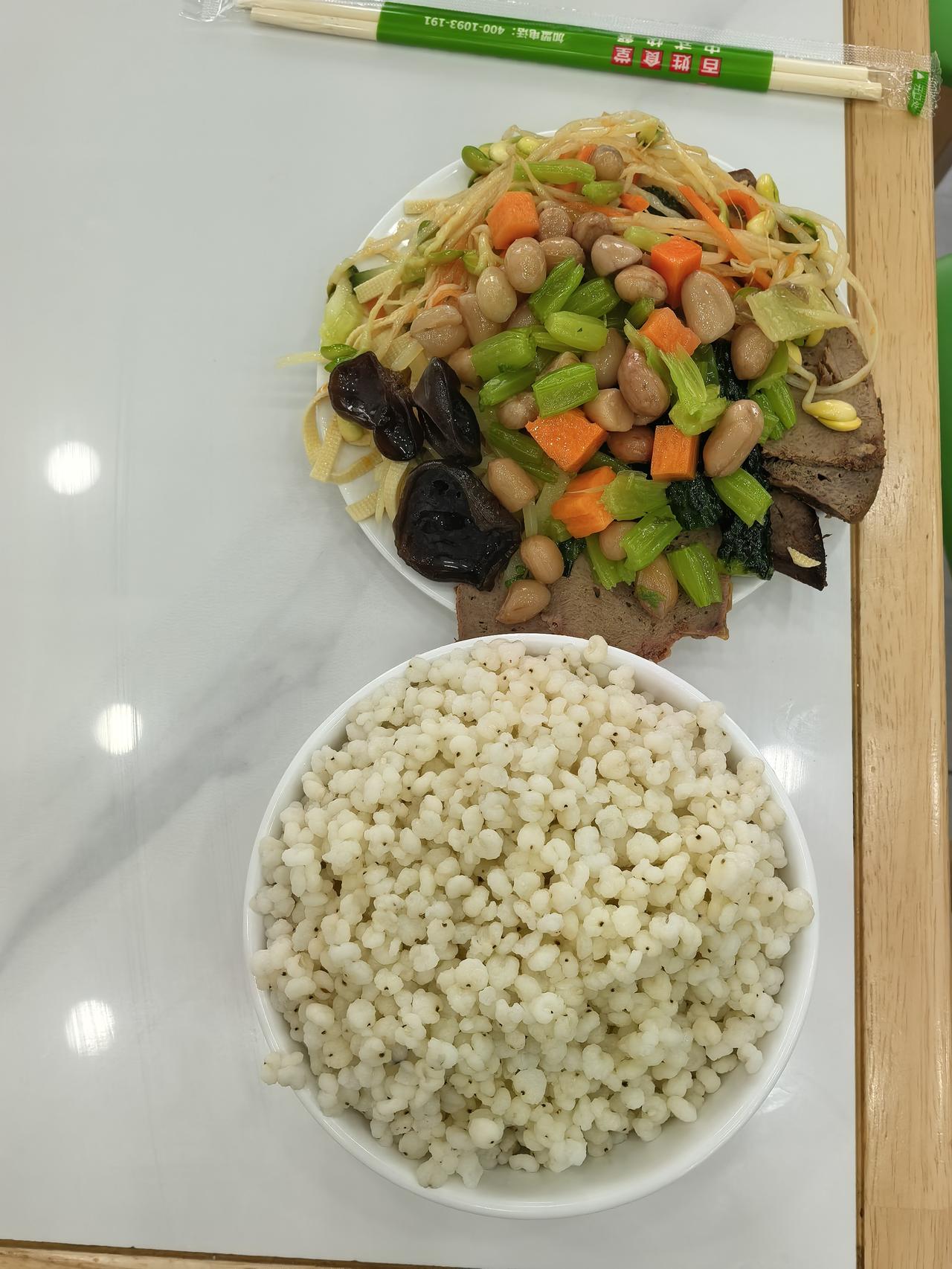 10块钱的早餐。今天早晨在盛京医院旁边的一家店面吃了一顿早饭。一碗高粱米水饭4