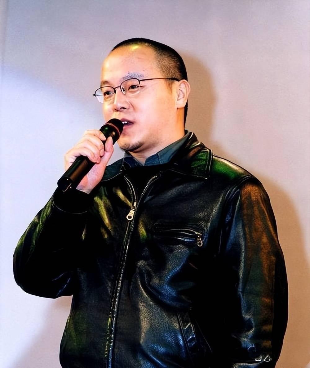 窦唯头发开始稀疏秃顶，他的身材也开始发福走形，这时候他依然那样帅气，一种高冷范也