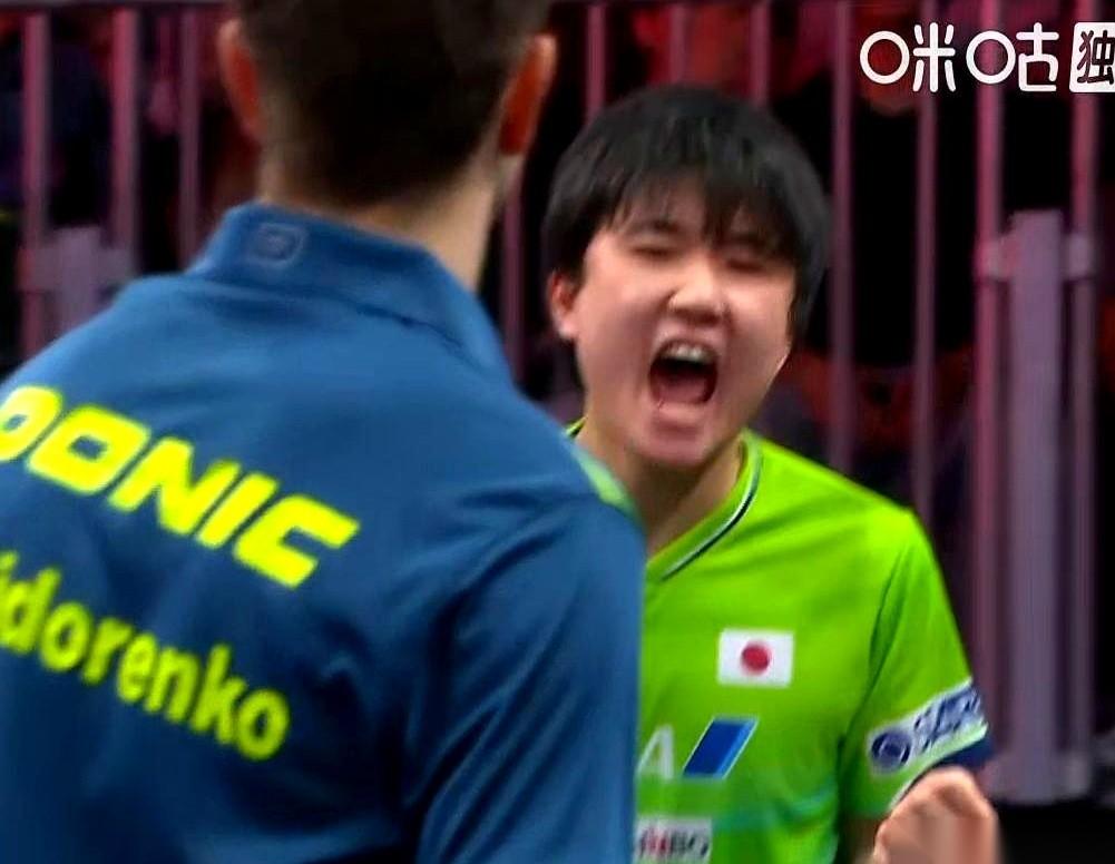 10比6领先，手握4个局点。稳赢的球，怎么输？我跟你讲，就像今天张本智和这样