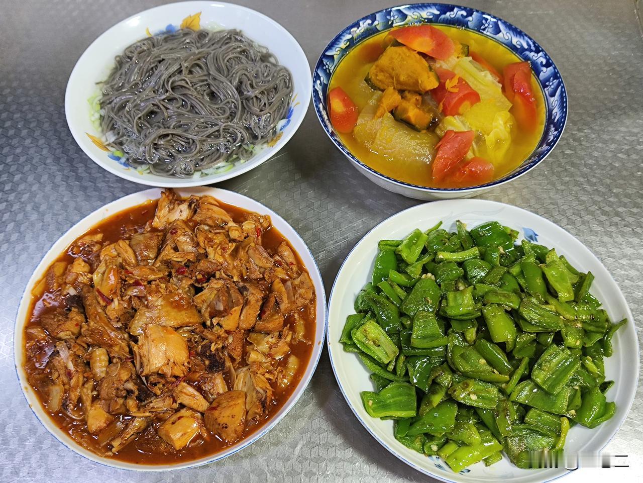 四月十五日午餐，我做了两菜一汤一主食。第一道是姜汁热窝鸡；第二道是素炒青椒；汤是