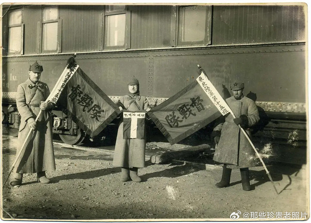 1929年，正在展示被缴获的东北军（张学良）督战队旗帜的苏联红军士兵。