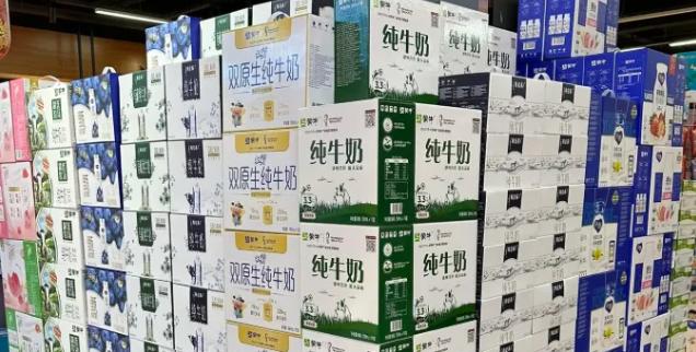 我邻居王姐，在超市干了五年。上个月她网上买了箱牛奶，30块，跟实体店60的一模一