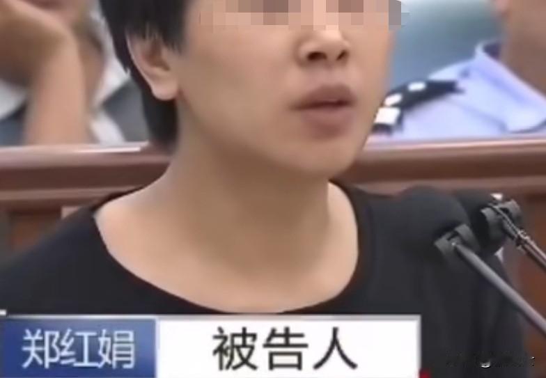 女人刚想关门，男人在暗处闪身而出，把她紧抱怀内。女人面现惊色：你要死啦，大白天的